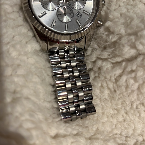 Mens Michale Kors watch. Battery dead, but in great condition - Picture 2 of 3